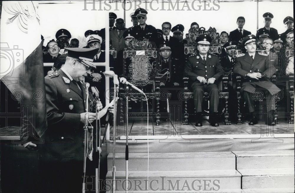 1971 Press Photo Patriotic Ceremony Draftees Taking Oath Speaker Alvarado - Historic Images