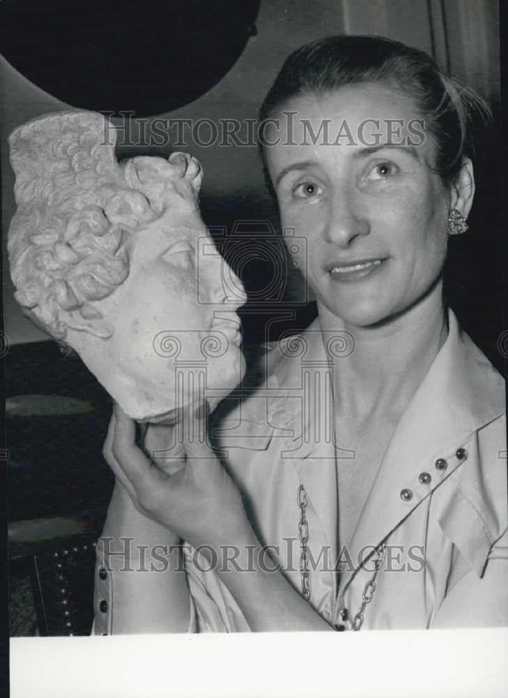 1958 Press Photo Madame Paule Le Metayer Holds Gorgon&#39;s Head Prize for Winning - Historic Images