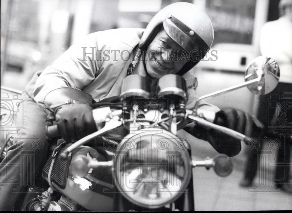 1970 Press Photo Paul Kerbstein Driving Motorcycle Dusseldorf - Historic Images