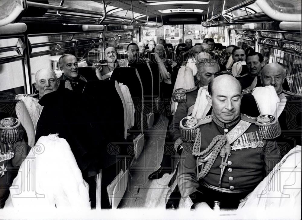 1964 Press Photo Gentlemen-at-arms on bus to State opening of Parliament. - Historic Images