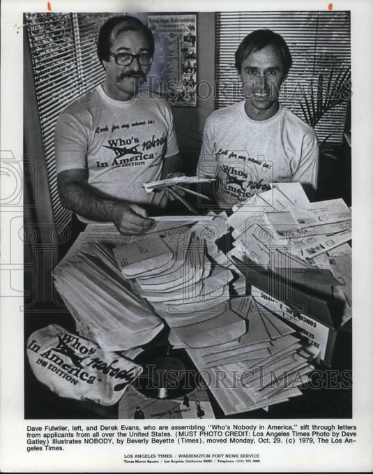 1979 Press Photo Dave Fulwiler and Derek Evans sift through applicants letters - Historic Images