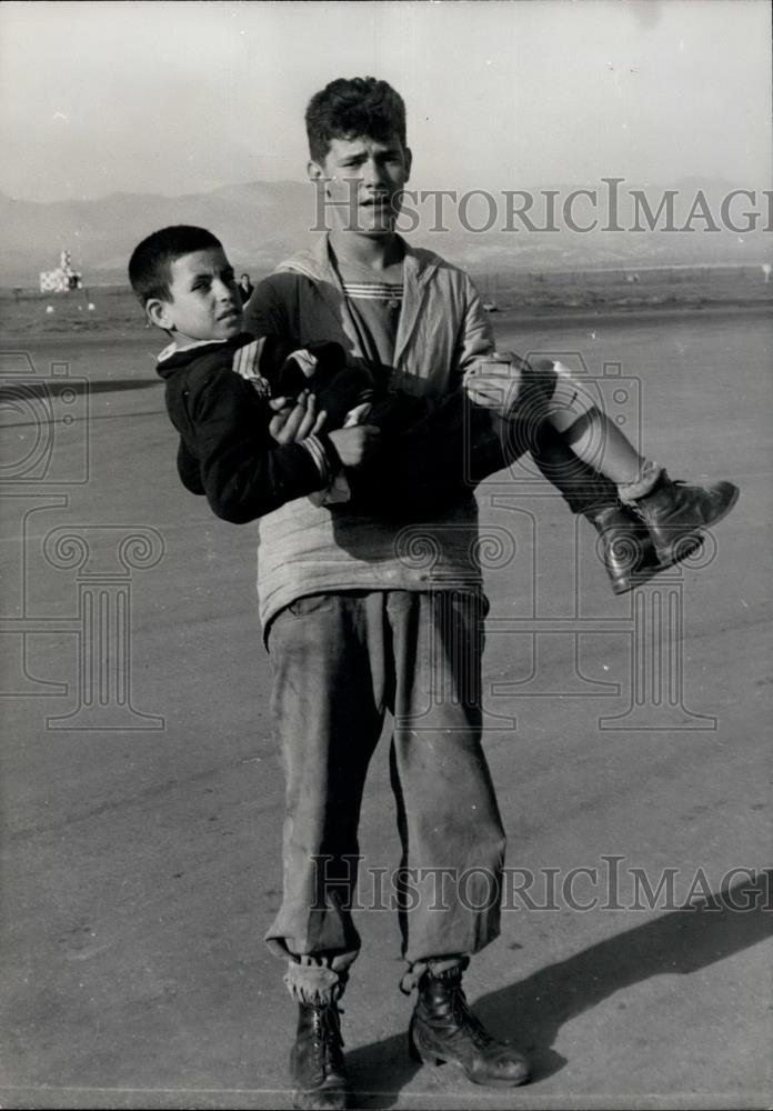 1960 Press Photo Sailor carries boy injured in Agadir Earthquake - Historic Images