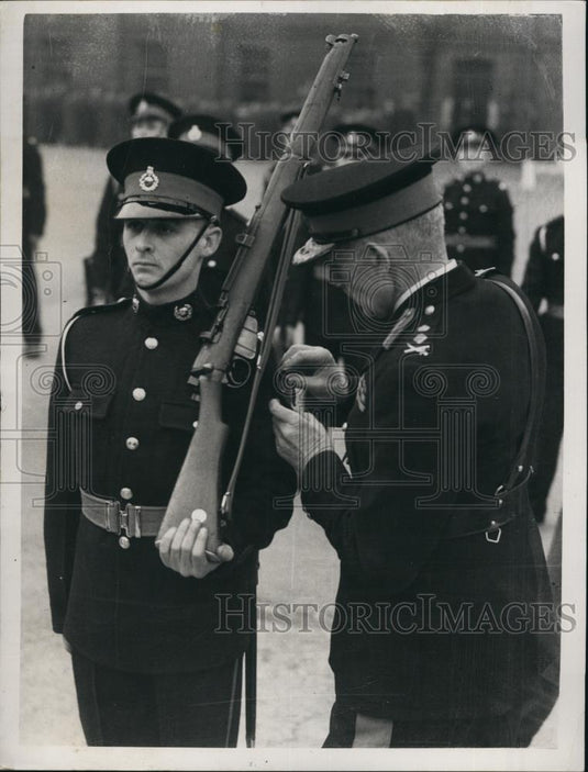 1946 Press Photo General sir Thomas L. Hunton placing the King's Bases on the Sh - Historic Images