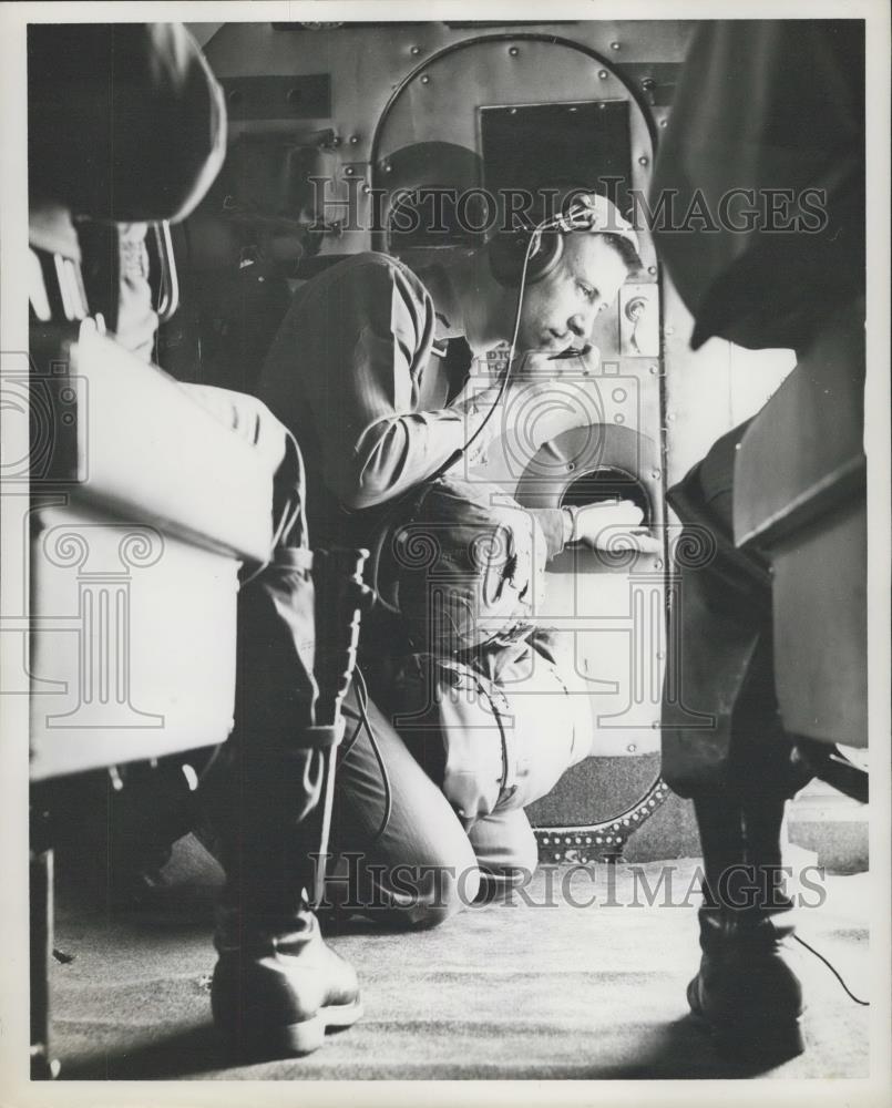 1958 Press Photo The Jumpmaster on paratrooper plane - Historic Images