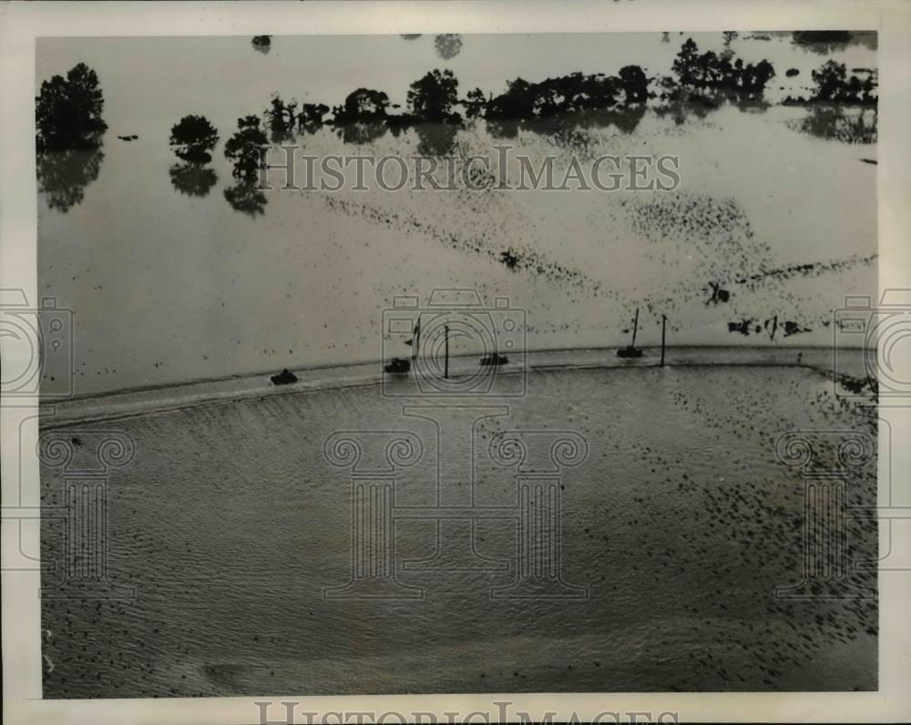 1940 Press Photo Automobiles Travel At Their Own &quot;Risk&quot; Over Flooded Highway - Historic Images