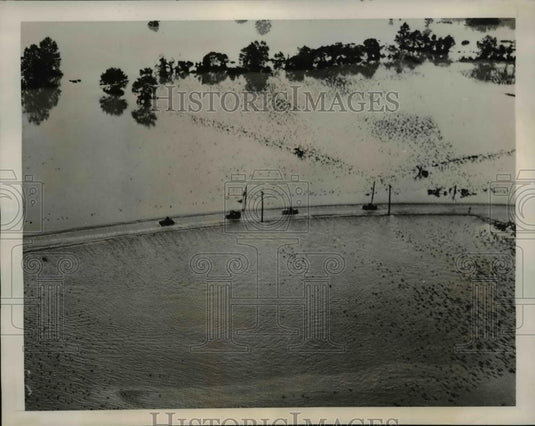 1940 Press Photo Automobiles Travel At Their Own "Risk" Over Flooded Highway - Historic Images