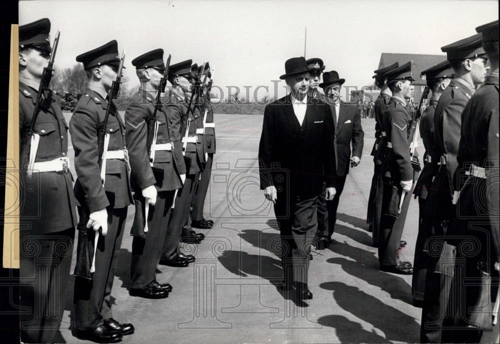 1963 Press Photo Dortmund Keuning by inspecting the soldiers - Historic Images