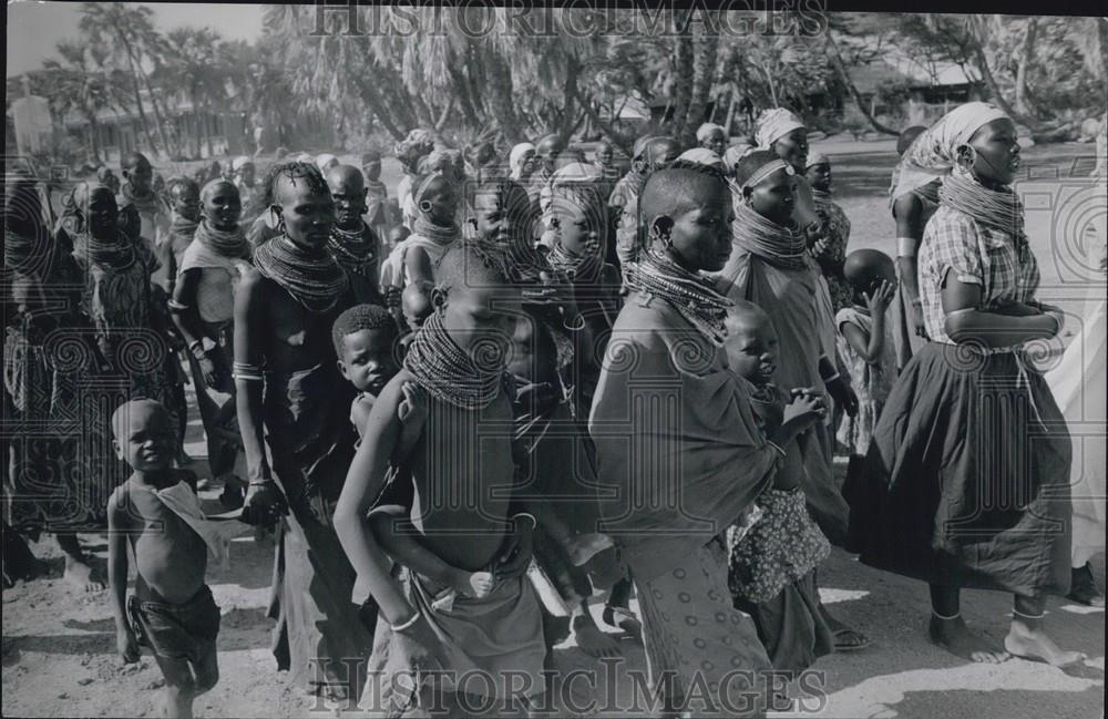 Press Photo A Group of Women and Children Walking - Historic Images