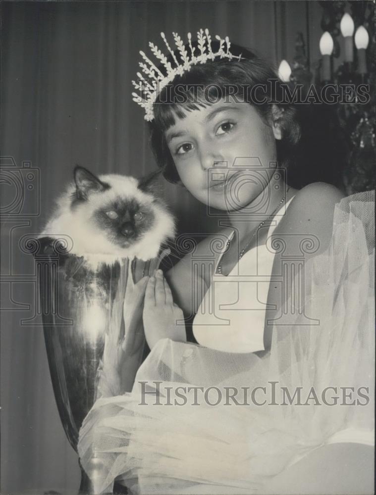 1963 Press Photo Child and Burmese cat - Historic Images