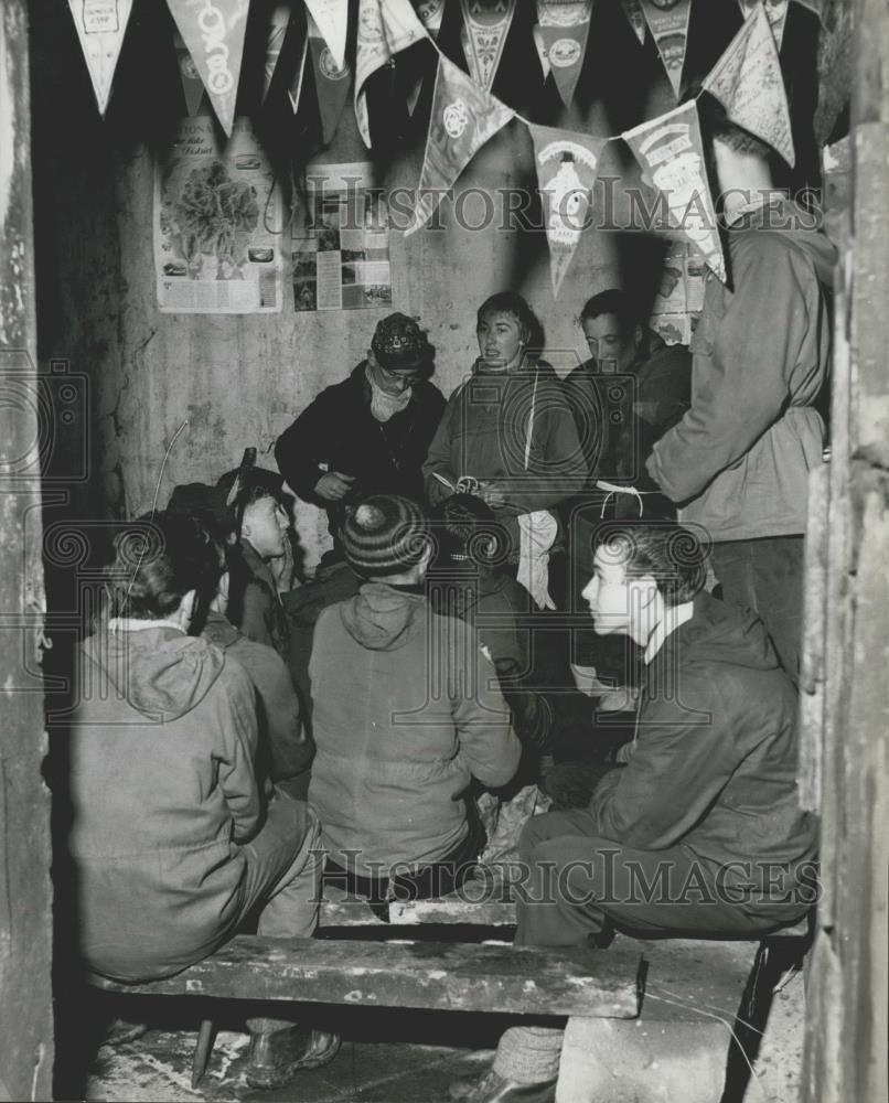 Press Photo Lecture in a barn - Historic Images