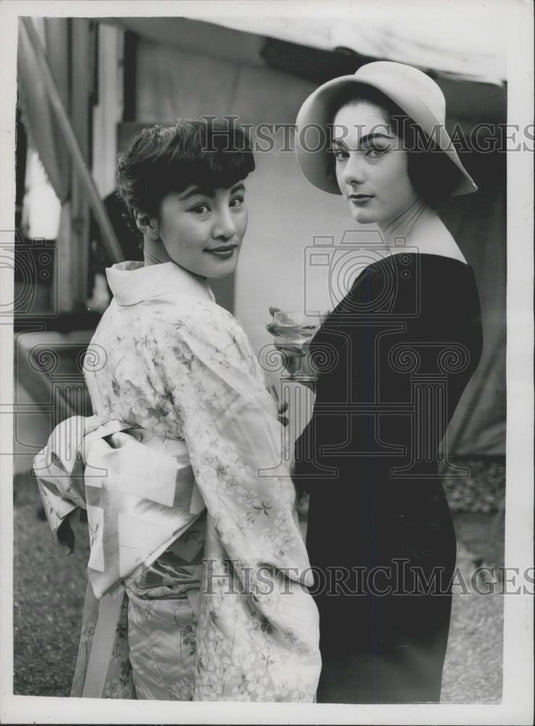 1957 Press Photo Miyoko Nishe of Japan &actress Miss Ann Cripps - Historic Images