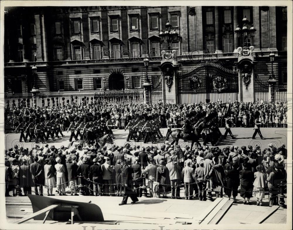 1953 Press Photo Grenadier Guards Take Over Guard at Buckingham Palace - Historic Images