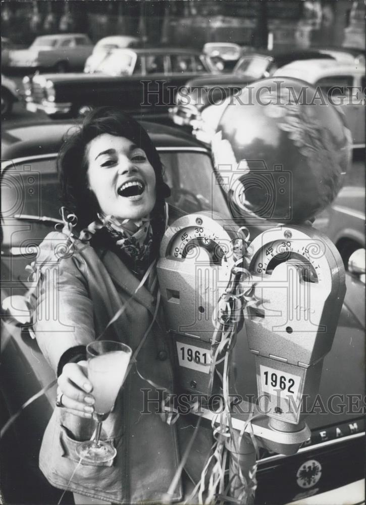 1961 Press Photo New Years celebrant and a parking meter - Historic Images