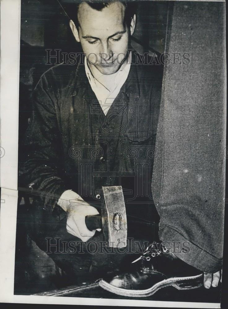1952 Press Photo German industry creates steel toe boots. - Historic Images