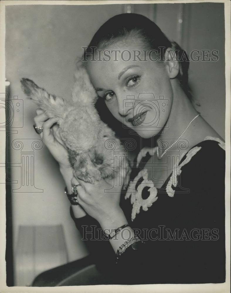 1958 Press Photo German Prima Ballerina Giselle Deege and her rabbit - Historic Images