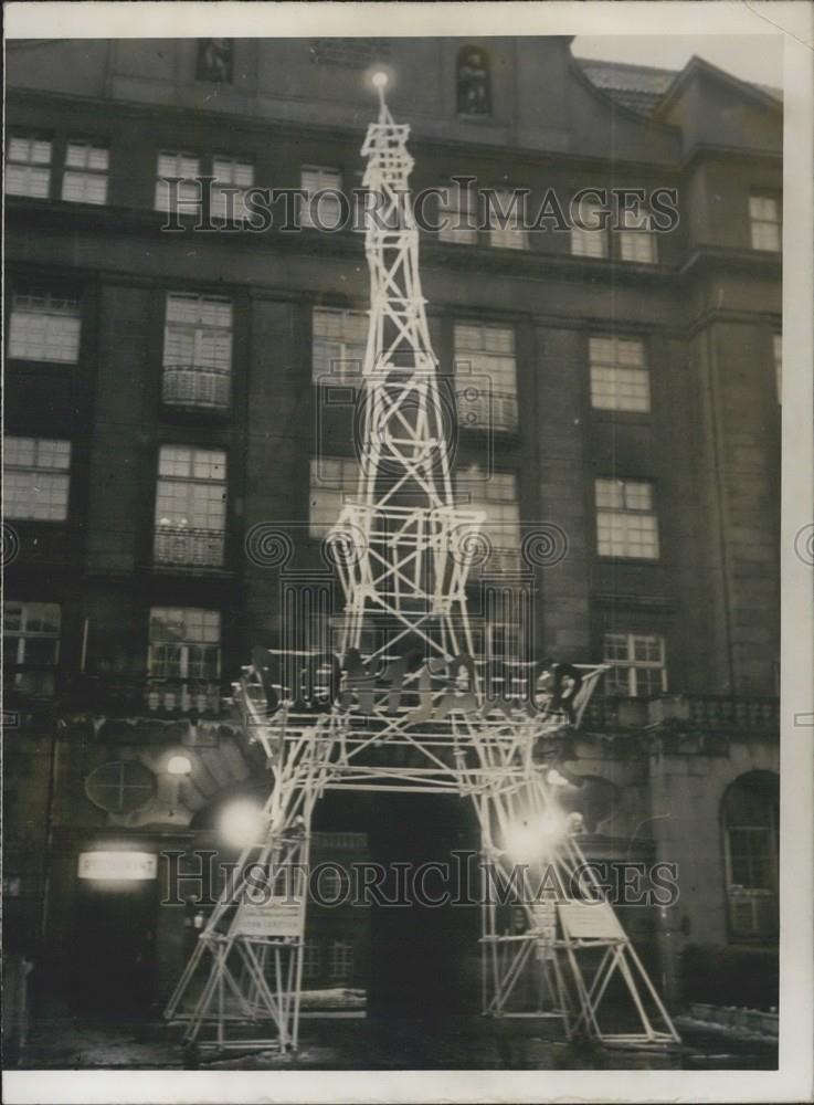 1952 Press Photo Mini Eiffel Tower Displayed for &quot;Monsartre&quot; Festival - Hamburg - Historic Images