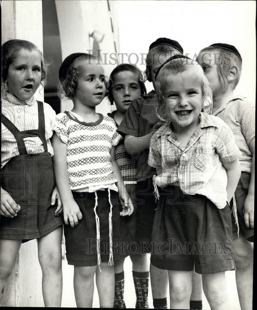 Press Photo Belzer children, 4-5 years old, who are already learning Tora - Historic Images