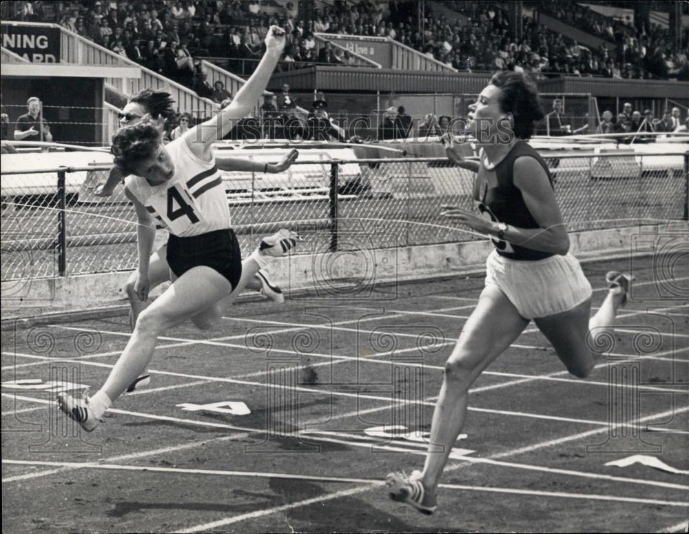 1966 Press Photo Jill Hall wins 100-metres at AA meet - Historic Images