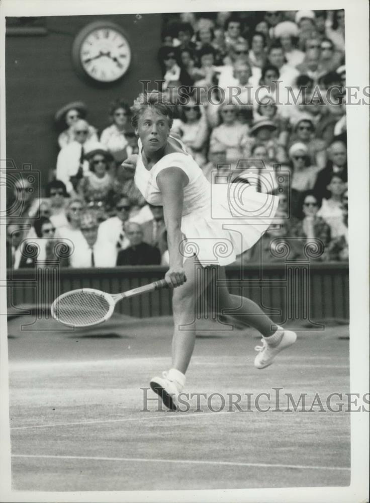 1964 Press Photo Mrs. Jones beaten by Billie Jean Moffitt - Historic Images