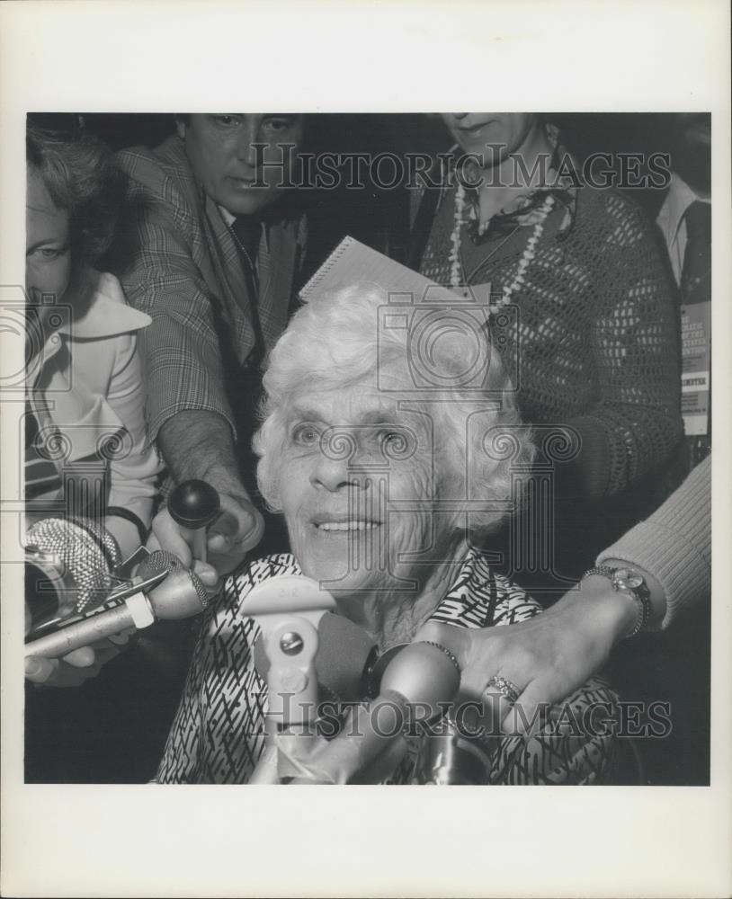 1976 Press Photo Lillian Carter at the press conference of the "Guey Pantheons" - Historic Images