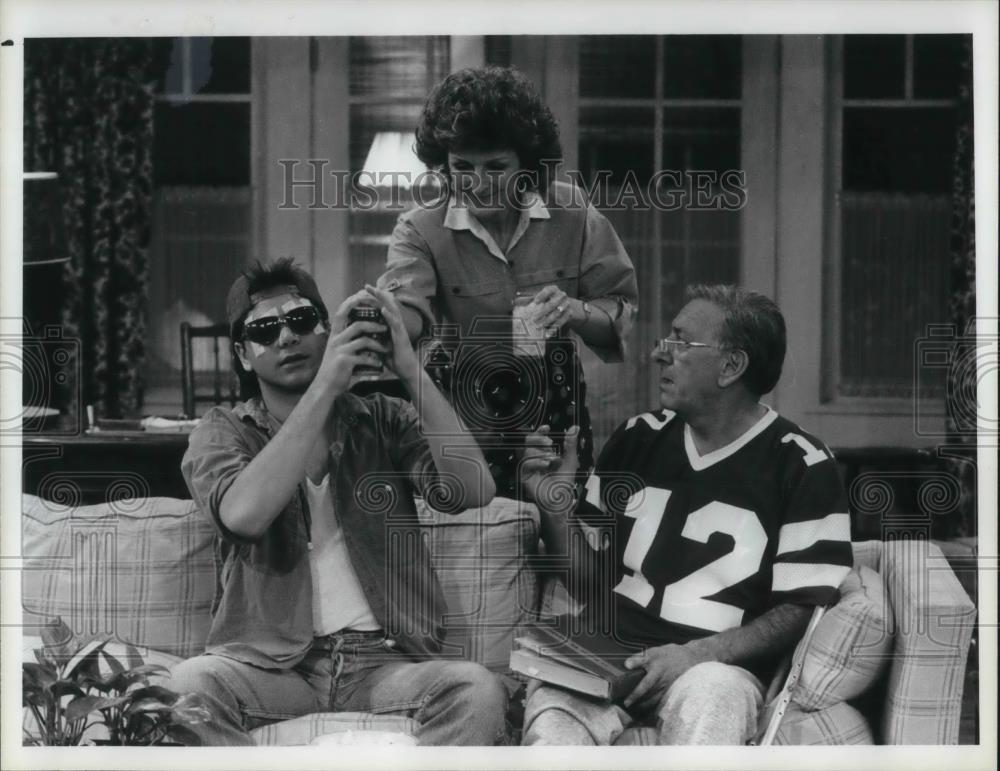 1986 Press Photo Elizabeth Bennett, Jack Klugman, and John Stamos in You Again? - Historic Images