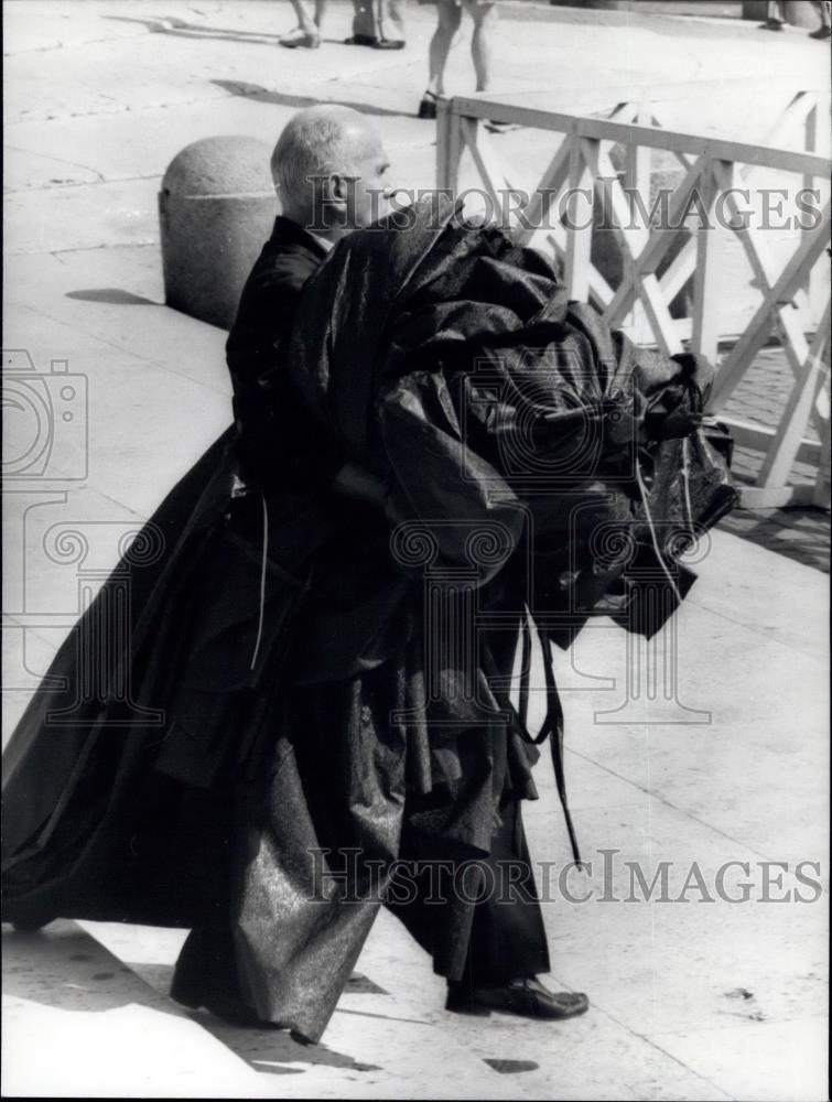 1972 Press Photo Vatican allowed immodestly dressed persons to enter St. Peter&#39;s - Historic Images