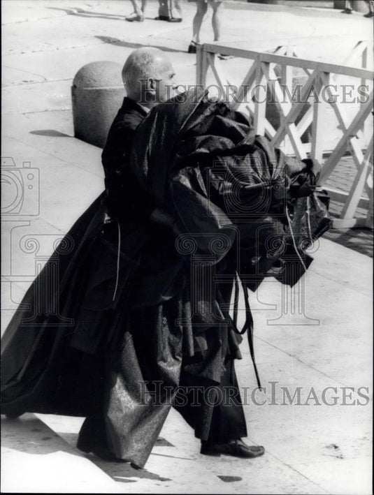 1972 Press Photo Vatican allowed immodestly dressed persons to enter St. Peter's - Historic Images