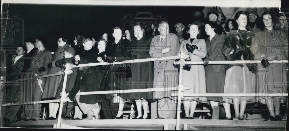 1953 Press Photo Early risers seen on the Victoria Memorial - Historic Images