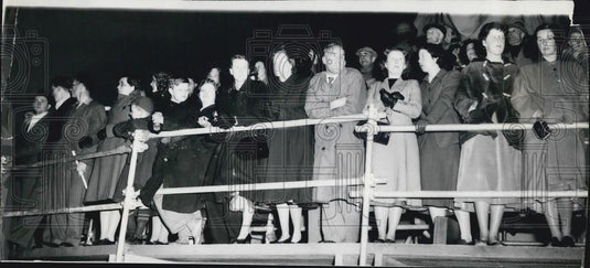 1953 Press Photo Early risers seen on the Victoria Memorial - Historic Images