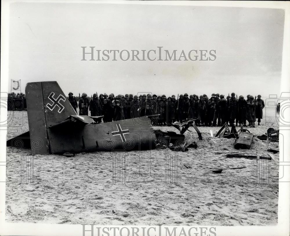 1957 Press Photo &quot;Dunkirk&quot; re-enaction,Wreckage of German aircraft - Historic Images