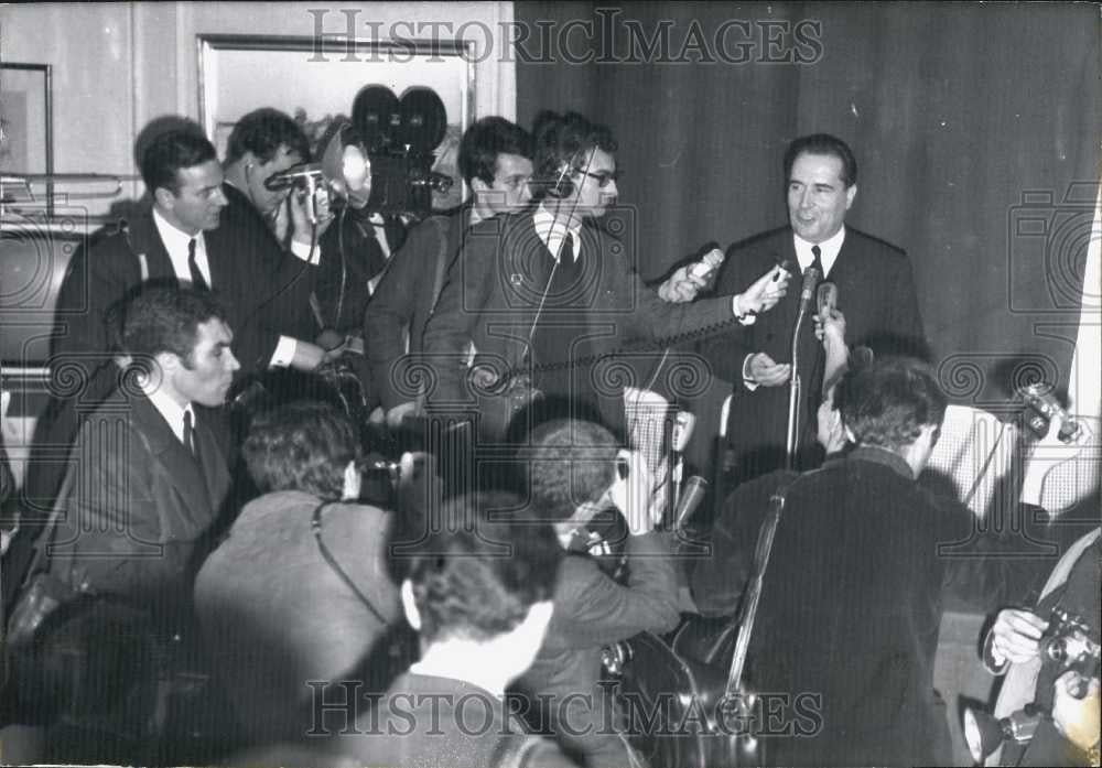 1965 Press Photo Republican Candidate Francois Mitterrand At Press Conference - Historic Images