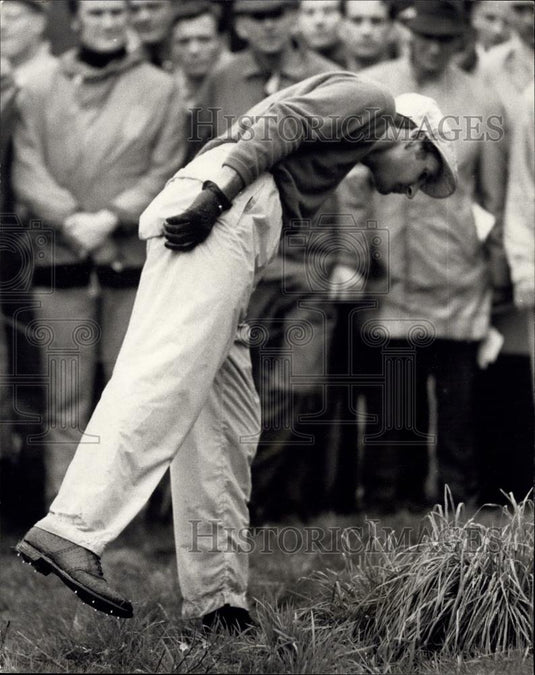 1968 Press Photo Golfer Bob Charles Looks For His Ball - Historic Images