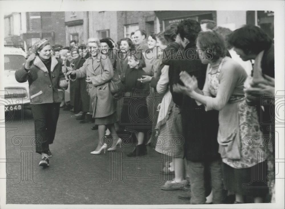 1960 Press Photo Dr. Barbara Moore Makes it 578 Miles of her 1,000 Mile March - Historic Images