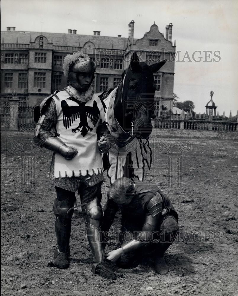 1964 Press Photo Jousting knights don their armor - Historic Images