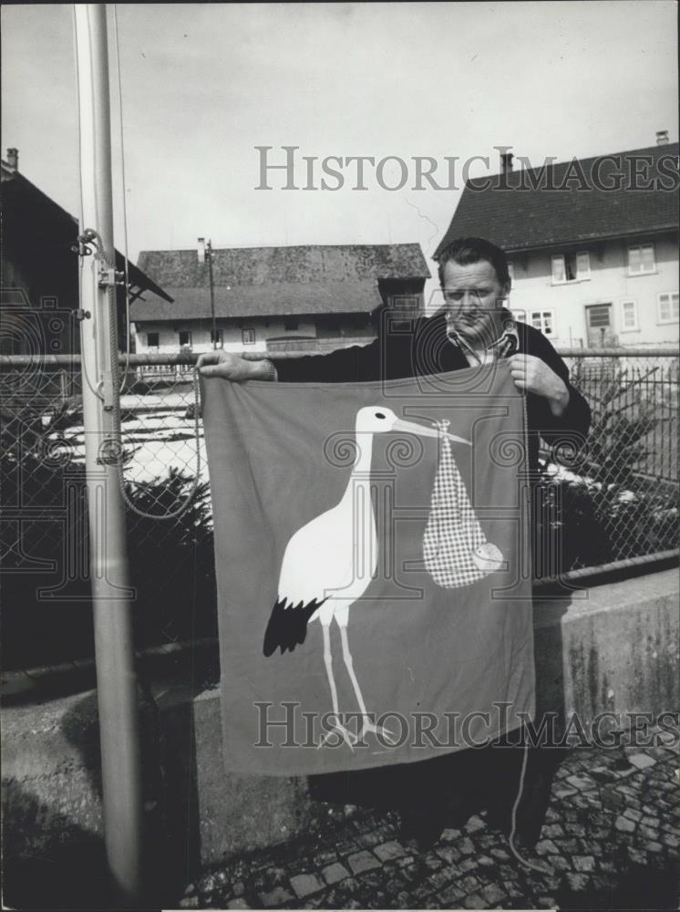 1978 Press Photo Original New Flag For Swiss Farmer Village Wermatswil - Historic Images