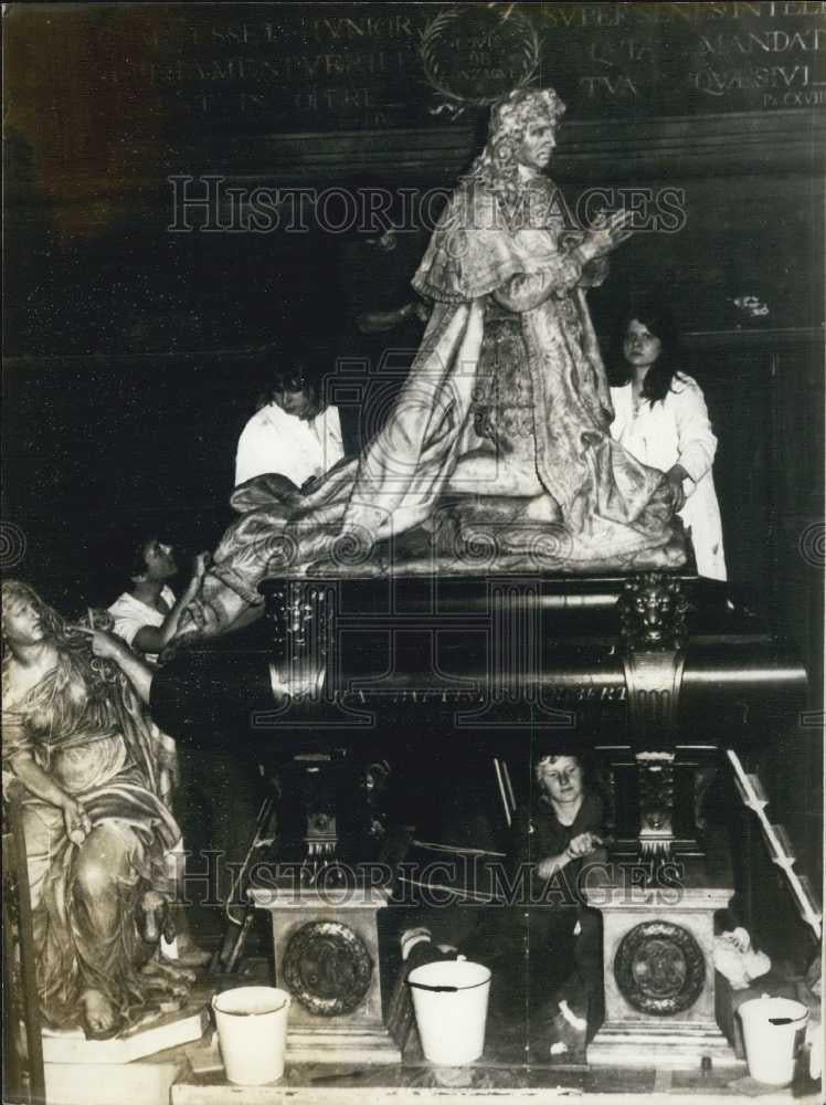 1973 Press Photo Volunteers with statue by Jean Pierre Cornet in a tomb - Historic Images