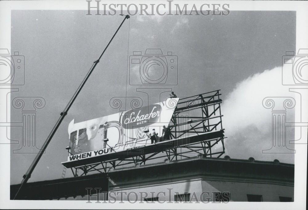 1970 Press Photo Men Putting Up Selassie Schaefer Sign Broodily - Historic Images