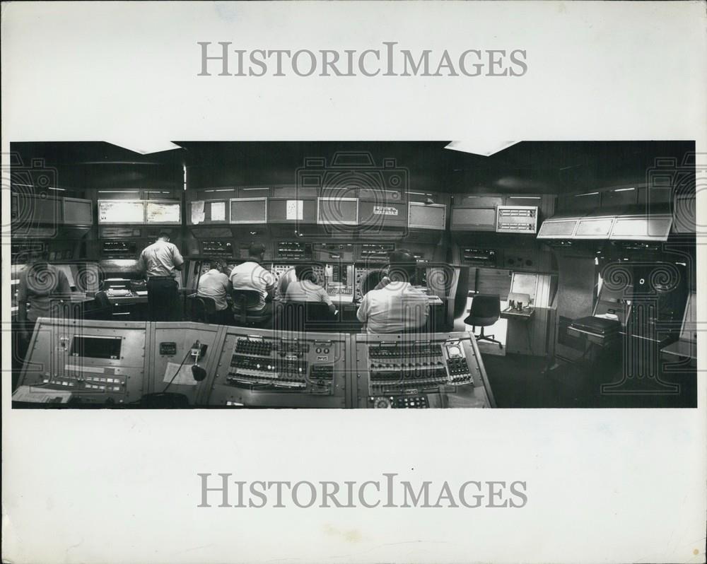 Press Photo A Group Monitoring Equipment - Historic Images
