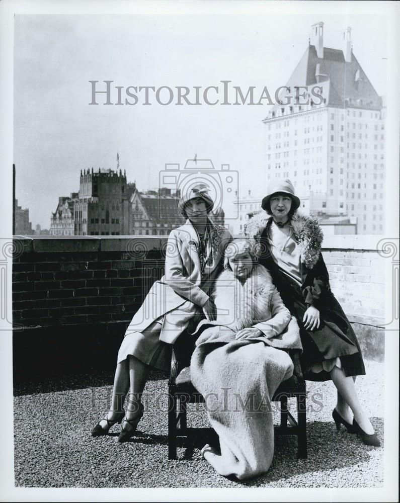 Press Photo Ladies in fur coats - Historic Images