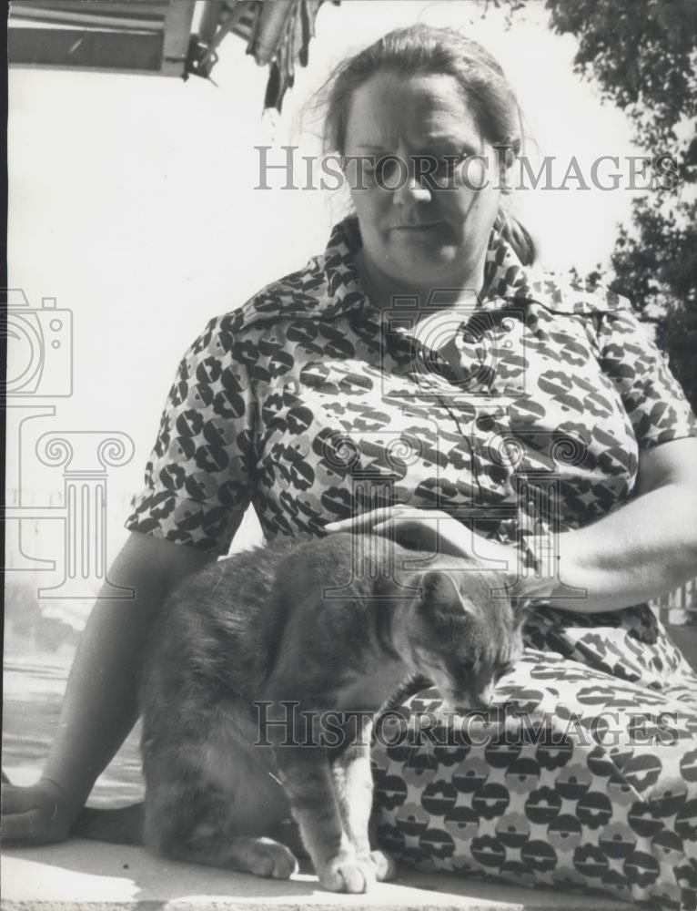 1975 Press Photo Mrs M Pelenc and her cat - Historic Images