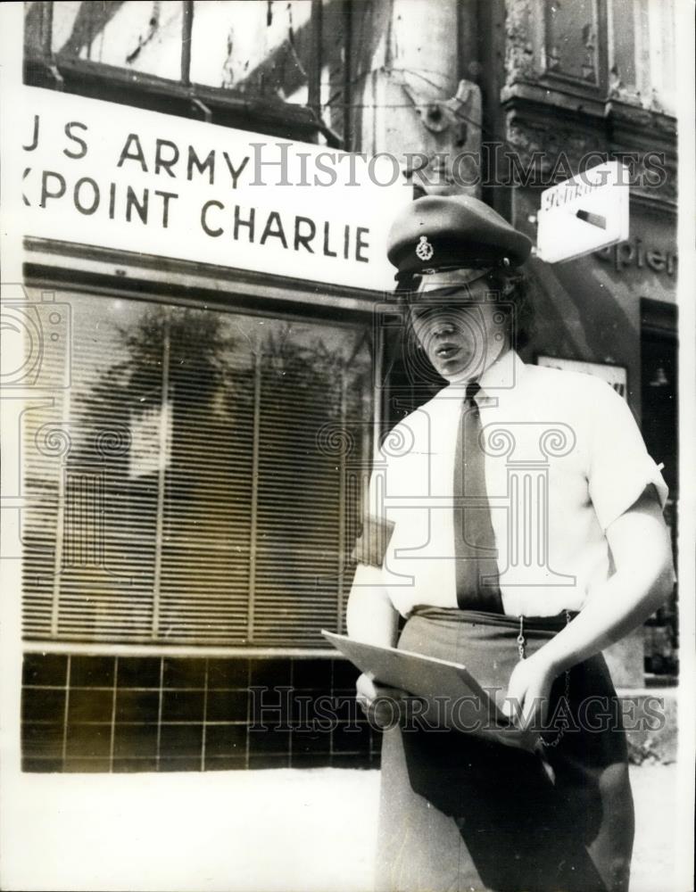 1965 Press Photo Cpl. Phyllis Luke, pictured on duty at Checkpoint Charlie. - Historic Images