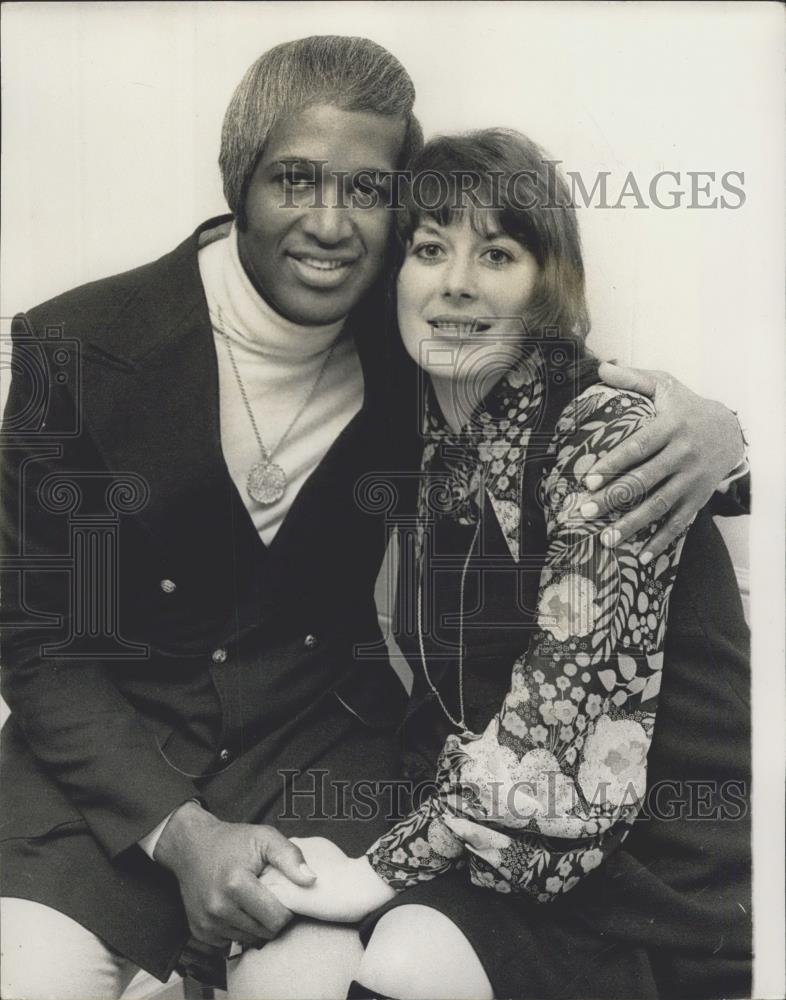 1972 Press Photo singer Lovelace Watkins with fiancee Anna Marie Fitzsimmons - Historic Images