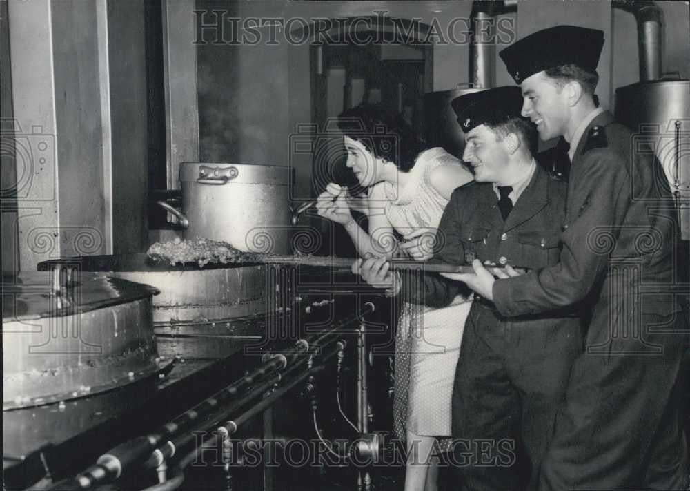 1958 Press Photo French Chad Battalion Kitchen Soup Preparation Public Visit - Historic Images