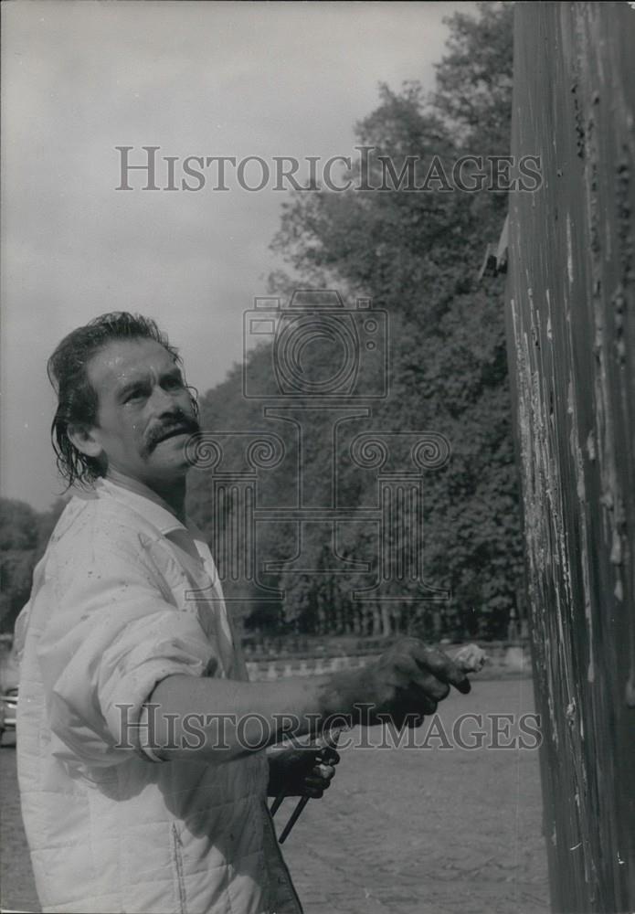 Press Photo A Man Looks At A Wood Stud - Historic Images