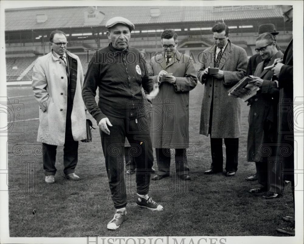 1962 Press Photo Bela Gutman,Portugal coach and reporters - Historic Images