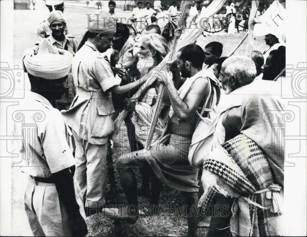 Press Photo demonstrators arrive in an Orderly manner - Historic Images