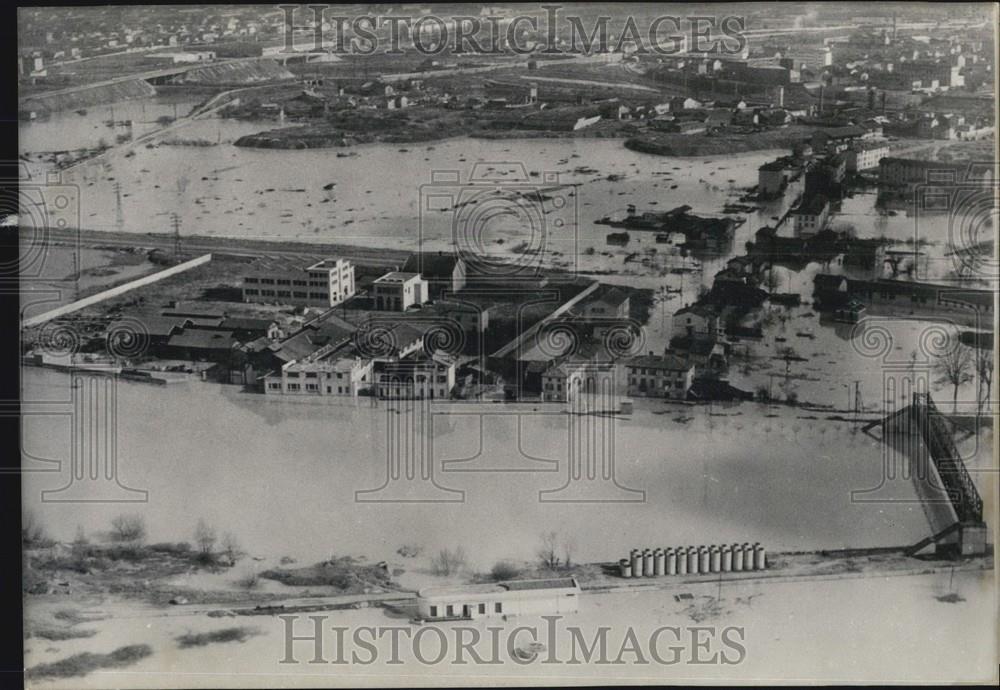 1957 Press Photo Aerial view of Saint-Fons,france flooded - Historic Images