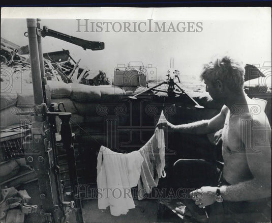 1970 Press Photo Israeli soldier hangs his washing out to dry on the emplacement - Historic Images