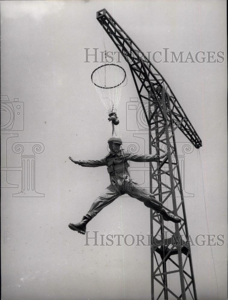 1954 Press Photo Parachutist Training from a derrick - Historic Images