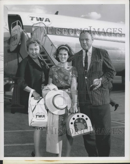 Press Photo Bob Considine, noted writer with his wife and daughter, Debbie - Historic Images